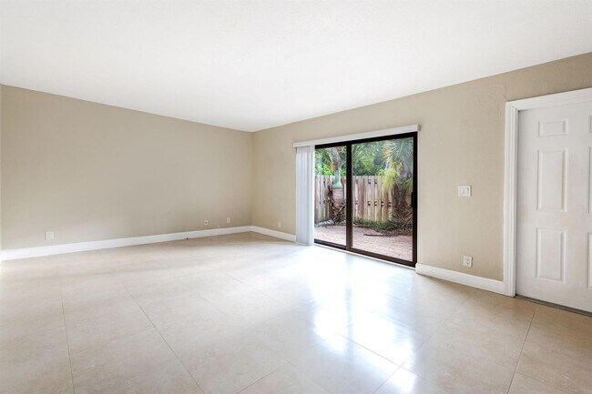 Foto del edificio - 2471 Waterside Dr
