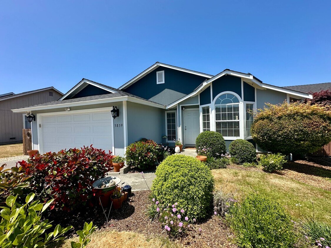 Primary Photo - Bright & Spacious 3 Bed / 2 Bath - Gorgeou...