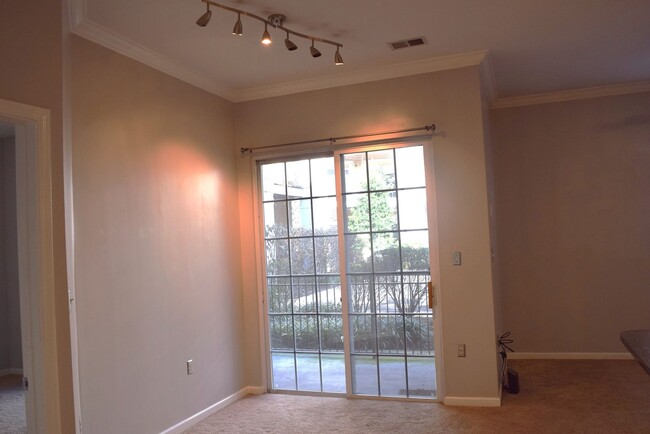 Building Photo - Conveniently located Condo