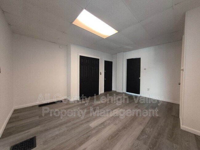 Building Photo - 137 S 12th St