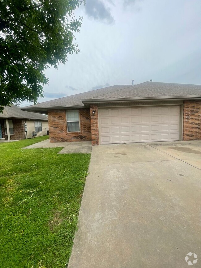 Building Photo - 3851 S Timbercreek Ave