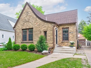 Building Photo - 5840 N Shoreland Ave