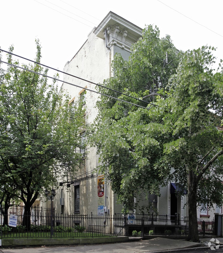 Primary Photo - 823 Dayton St
