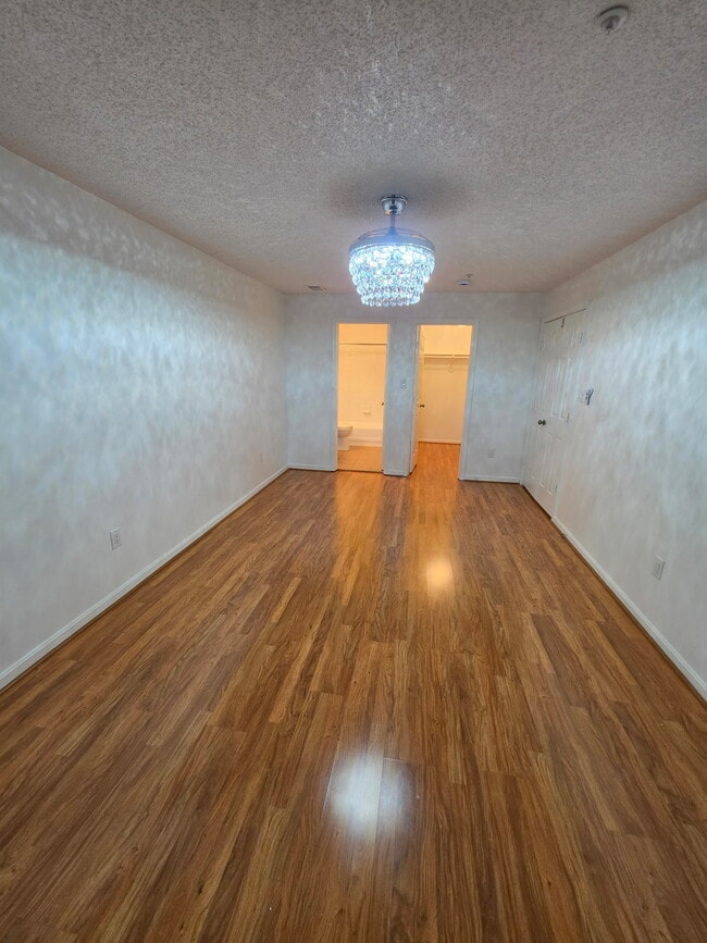 Building Photo - 10016 Vanderbilt Cir