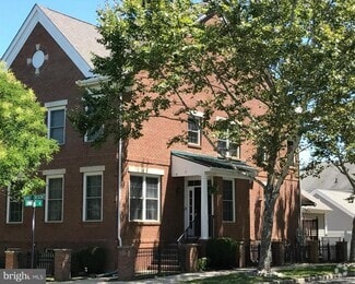 Building Photo - 102 Burnet Crescent
