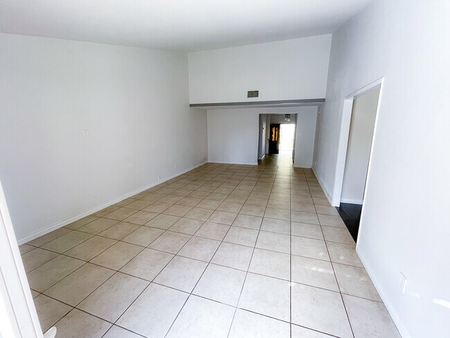 Sala de estar grande - 17180 Sesnon Blvd