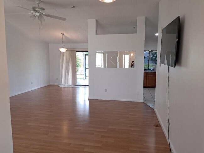 Foto del edificio - 462 SW Dalton Cir