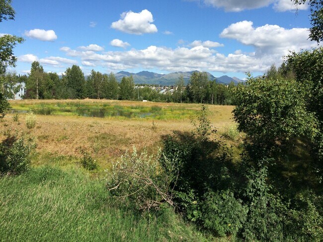 Foto del edificio - Great ground level 2bedroom with washer & ...