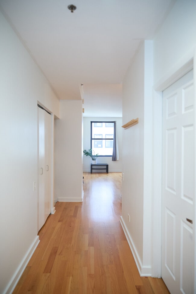 Building Photo - 5 N Wabash Ave