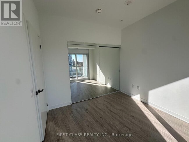 Photo du bâtiment - 2495 Eglinton Ave W