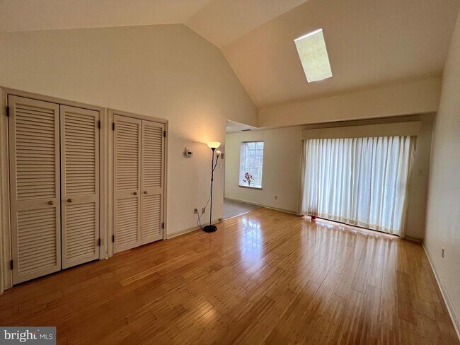 Foto del edificio - 922 Montgomery Ave