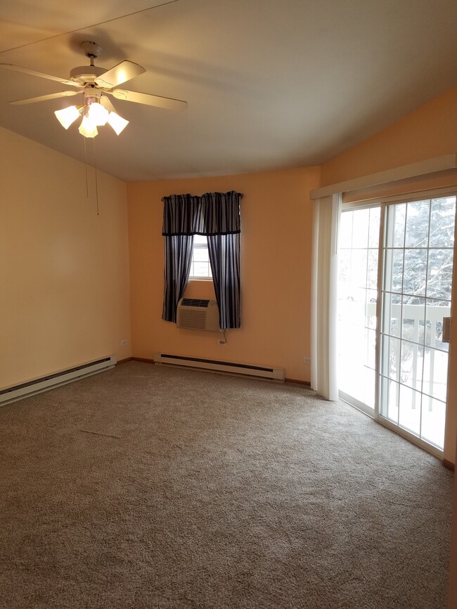 Living room - 1551 W Crystal Rock Ct