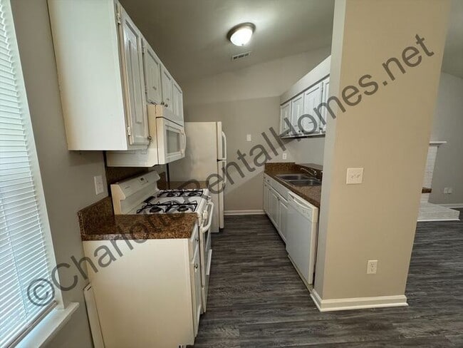 Building Photo - Charming 2 bedroom home in Charlotte! Only...