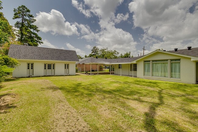 Building Photo - 2408 Katherine Dr