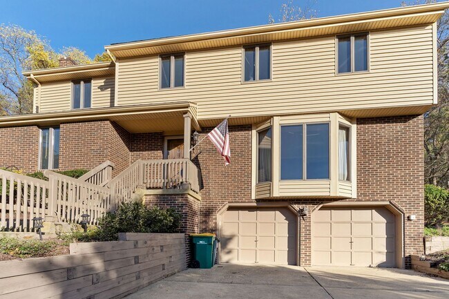 Foto del edificio - Spacious 4 Bed 2.5 Bath Home Located in North Hills School District - Available September 1st!