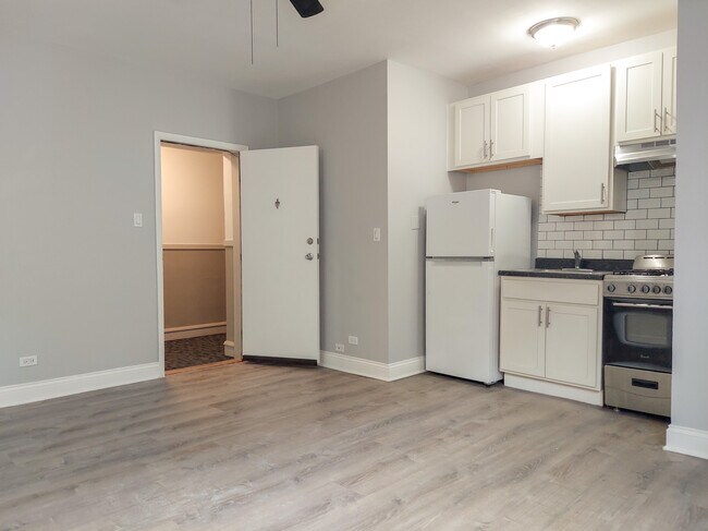 Building Photo - 4756 N Maplewood Ave