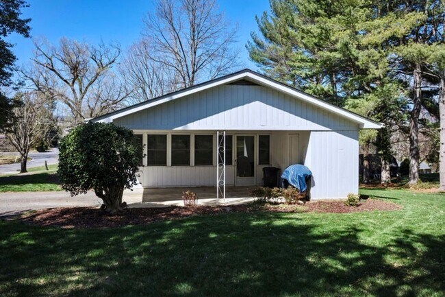 Building Photo - Charming Brick Ranch Home