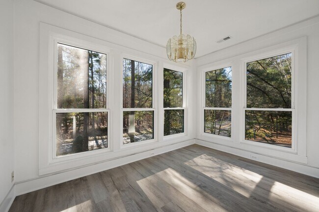 Foto del edificio - 2 bed 2 bath Recently Renovated Condo Loca...