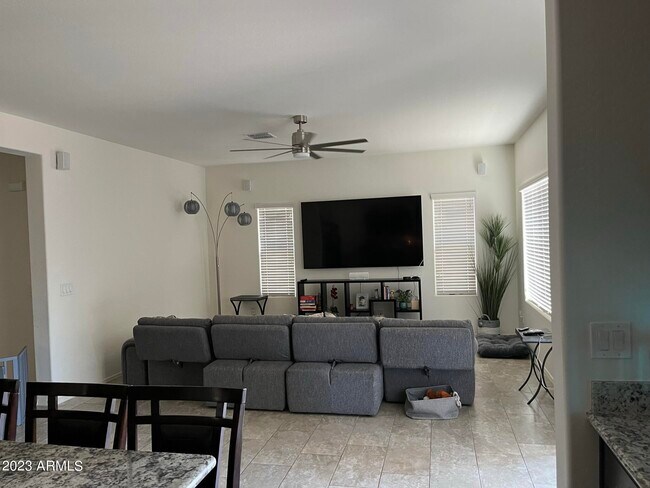 Foto del edificio - 2665 E Gillcrest Rd