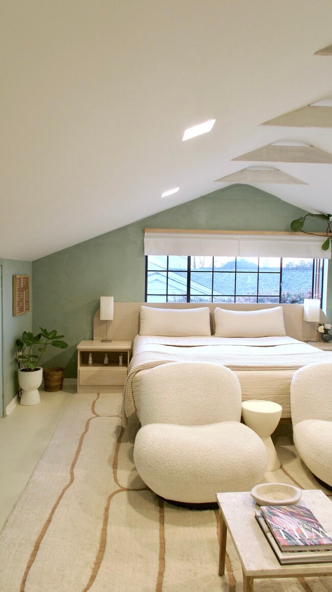 Building Photo - 329 E Mariposa Way