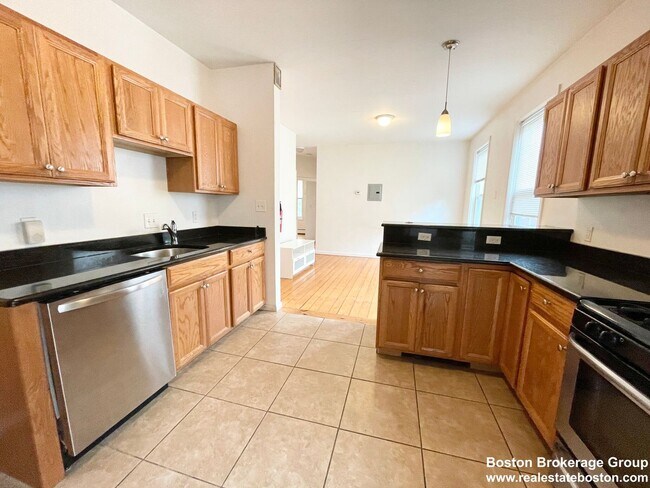 Foto del edificio - Spacious 4 Bed Right In Mission Hill