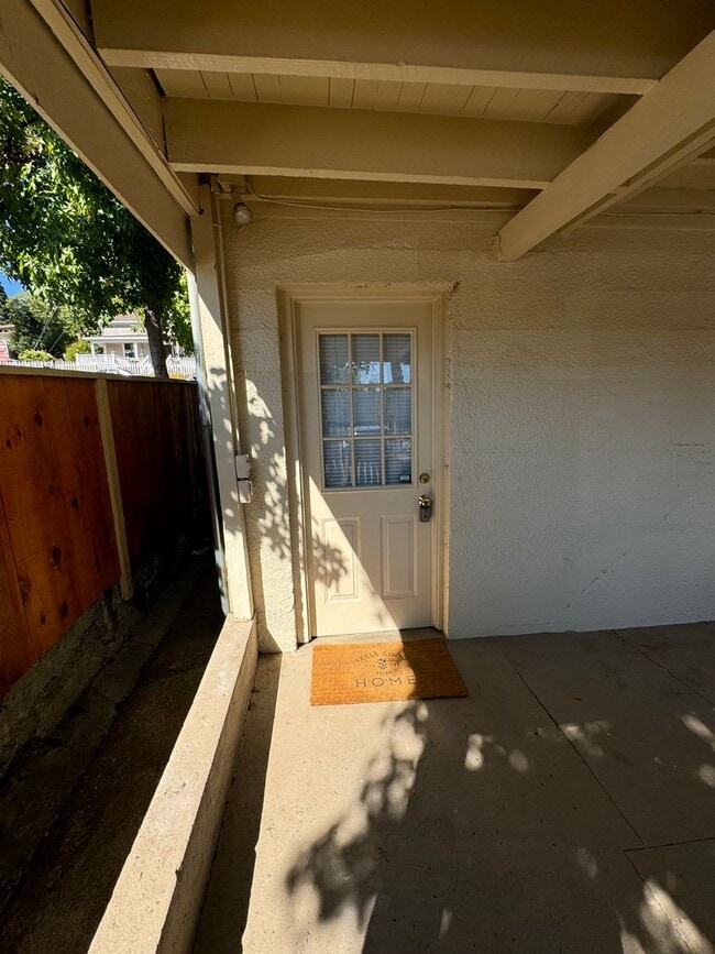 Building Photo - Close to everything super clean single lev...