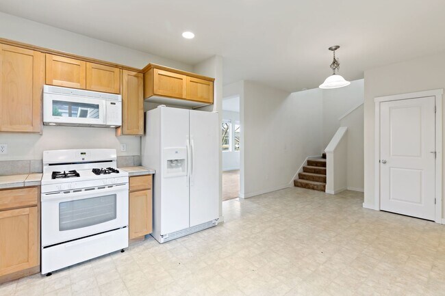 Building Photo - 3 Bed and 3 Bath Stunning Single-family Ho...