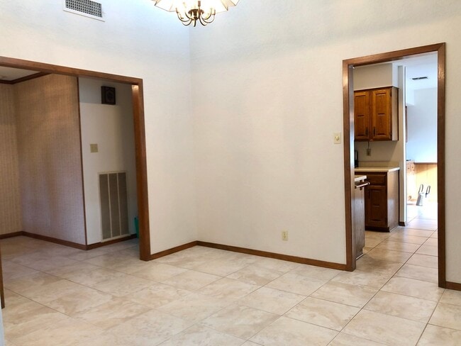 Building Photo - 4305 Center Oak Wds