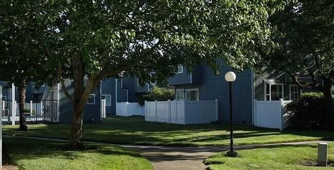 Foto del edificio - 2 Bed/2 Bath Condo w/Detached 1 Car Garage...