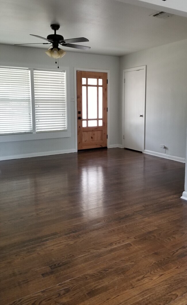 Foto del edificio - 420 Storeywood Dr