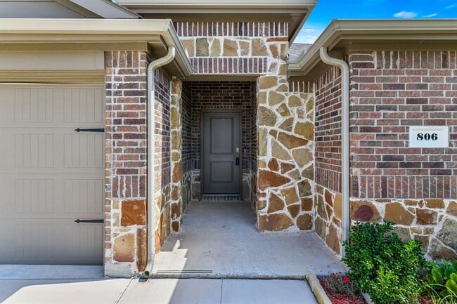 Building Photo - 806 Meadow Wood Ln