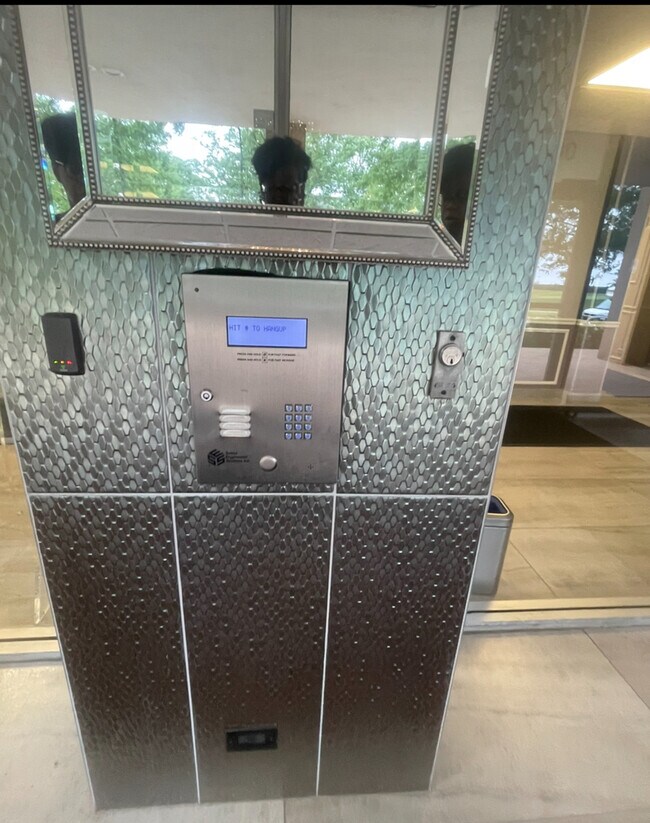 Foto del edificio - 6730 S South Shore Dr