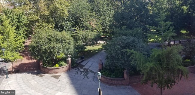Foto del edificio - 704 W Washington Square