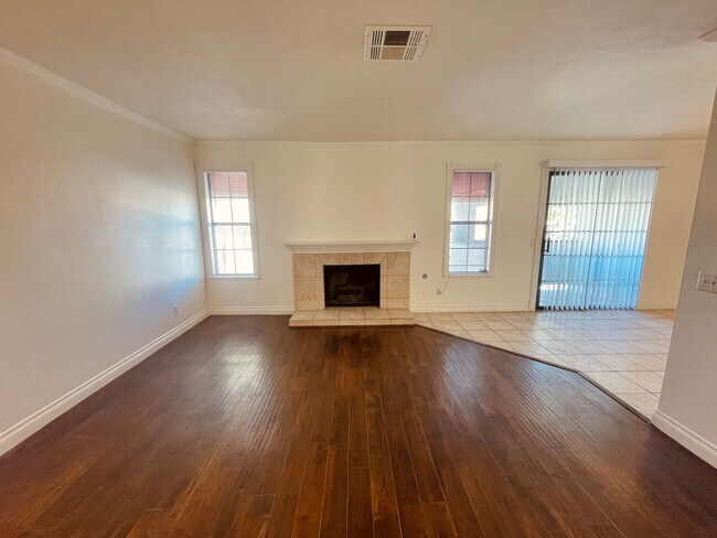 Foto del edificio - Centrally located beautiful second story condo in quiet community with tile & vinyl plank floorin...