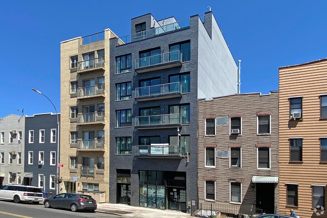 Foto principal - 653 Metropolitan Ave