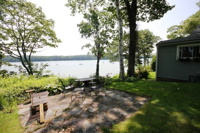 Foto del edificio - 3bd/2ba Waterfront House for Rent in Freep...