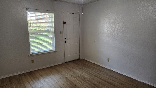 Foto del edificio - 2200 E Trinity Mls Rd