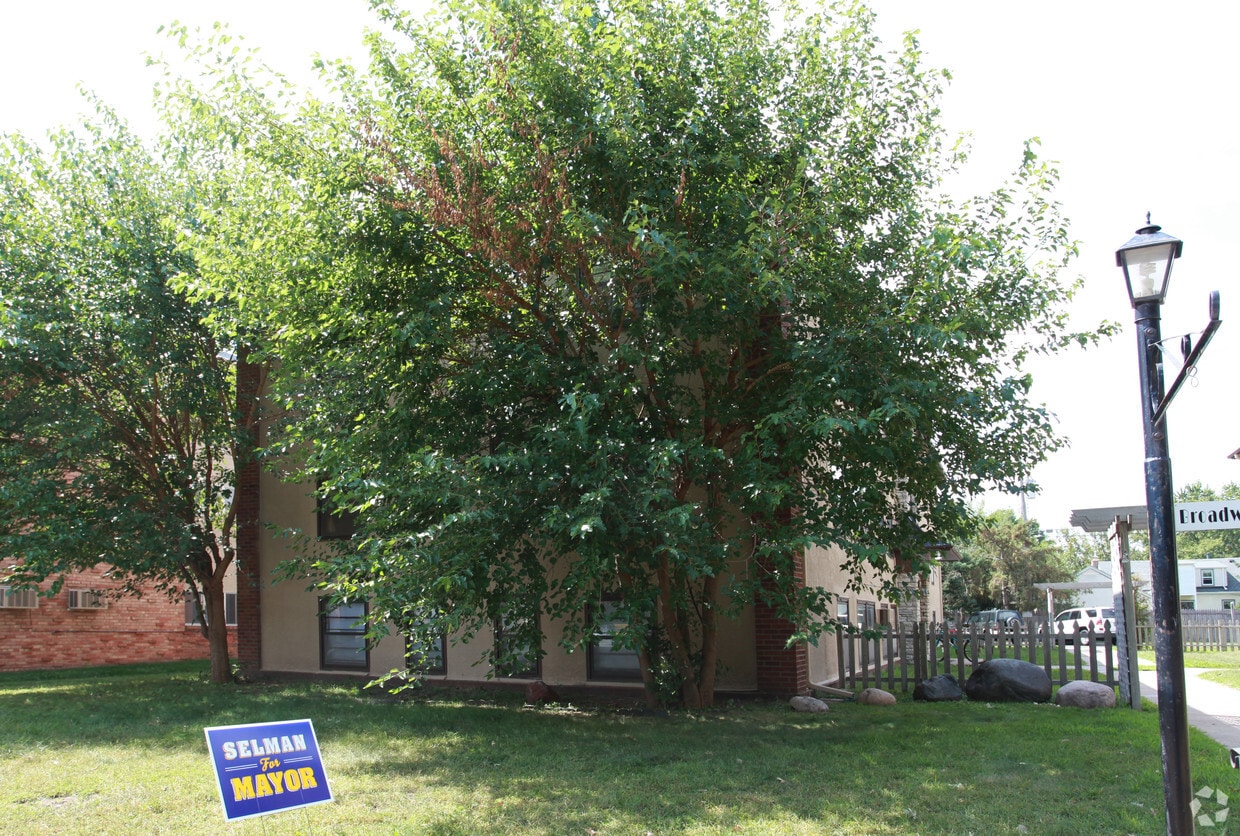 Building Photo - 3833 W Broadway Ave