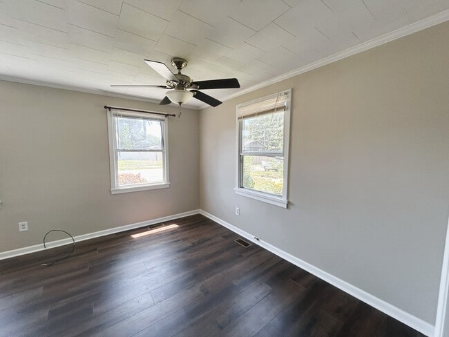 Building Photo - 133 Green Meadow Dr