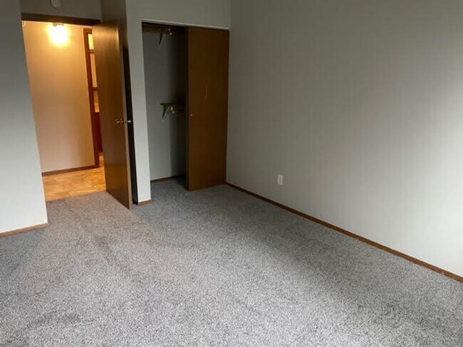 Building Photo - Spacious newly updated 2 bed, 2 bath Townh...