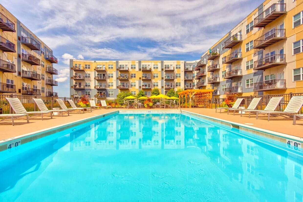 Wheaton 121 121 N Cross St Wheaton, IL