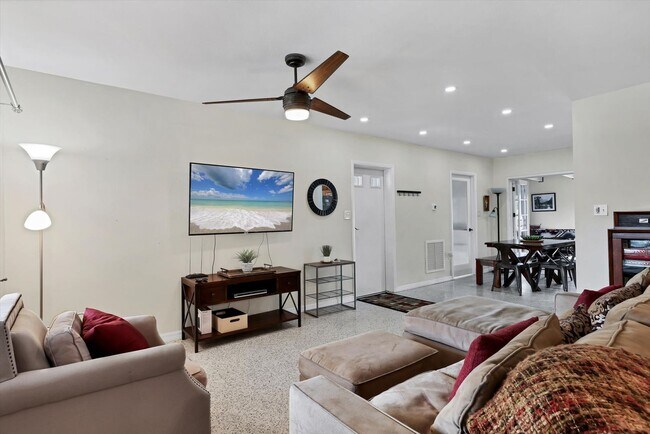 Foto del edificio - Charming 3 Bed/2 Bath + Den Home in Ringling Park – Minutes to Downtown Sarasota!