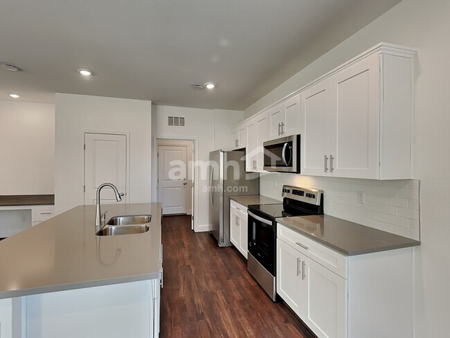 Foto del edificio - 8949 Carmine Cob Ave