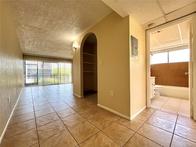 Foto del edificio - 5211 N Tamiami Trail