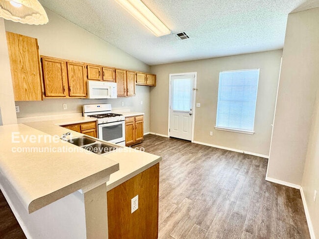 Building Photo - Lovely 3-Bedroom Home with Modern Amenitie...