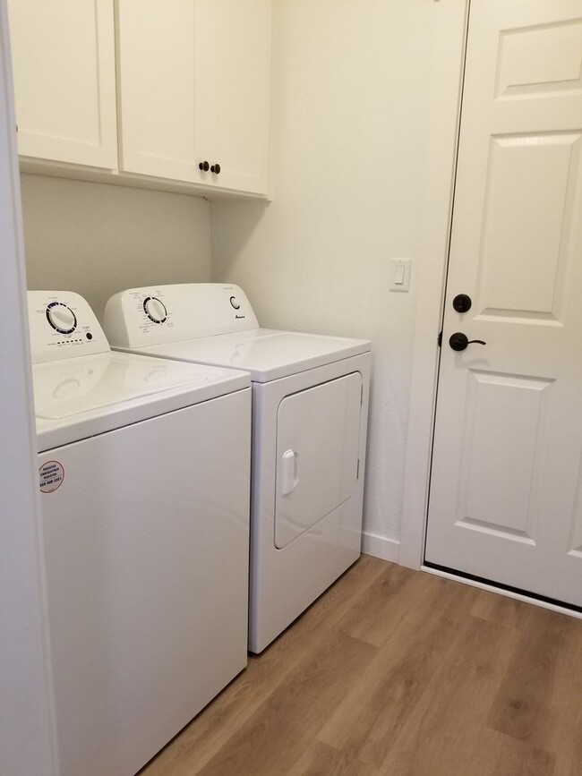 Building Photo - Newer two bedroom/two bath duplex | Availa...