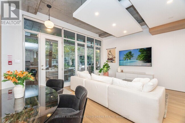 Building Photo - 20 Stewart St