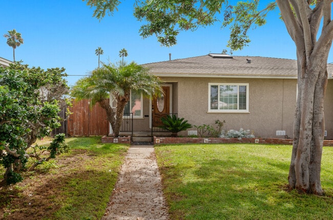 Building Photo - 811 Corvina St