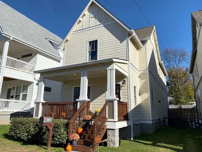 Foto del edificio - Craftsman Inspired 3 Bed/ 2.5 Bath Home in Cleveland Park, Fenced Yard, Pet Friendly, Screened Po...