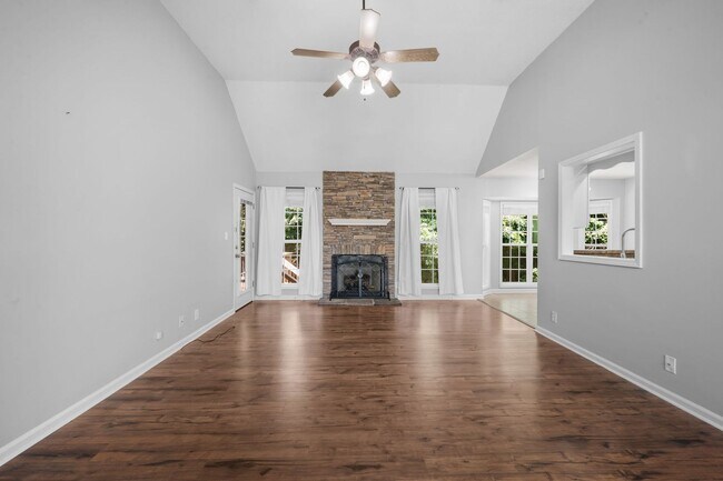 Foto del edificio - Stunning Stone Fireplace • Finished Basement • Fenced Yard